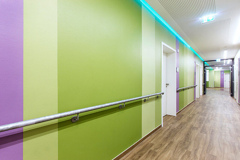 Flur eines Krankenhauses mit grüner Wandfarbe